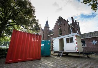 opslagcontainer, sanitair en een schaftwagen